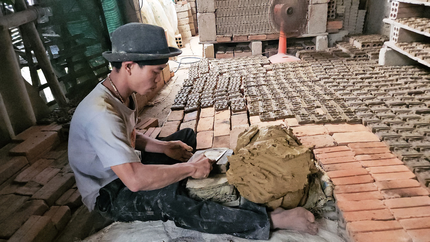 Cách nhà bà Vân khoảng 100m, nhà ông Võ Văn Đức (70 tuổi), con trai út của ông là anh Võ Văn Cường (35 tuổi) đang đều tay cho ra những tượng ông Táo bằng chiếc khuôn gỗ lim gia truyền. Anh Cường cho biết, anh được truyền nghề từ bố mình. Anh Cường rất tự hào khi mình được làm và sẽ lưu truyền nghề độc nhất vô nhị ở Huế này.