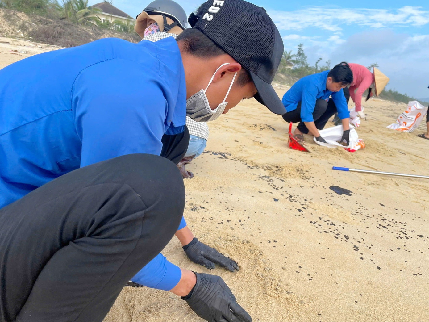 Lượng dầu vón cục thu gom ven biển TP Huế lên đến hơn 255 tấn.