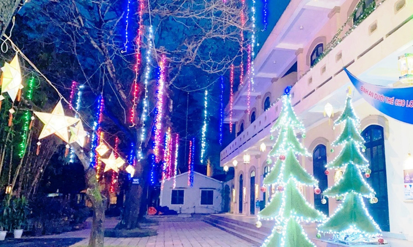 Không khí Giáng sinh yên bình trong khuôn viên nhà thờ ở Huế.