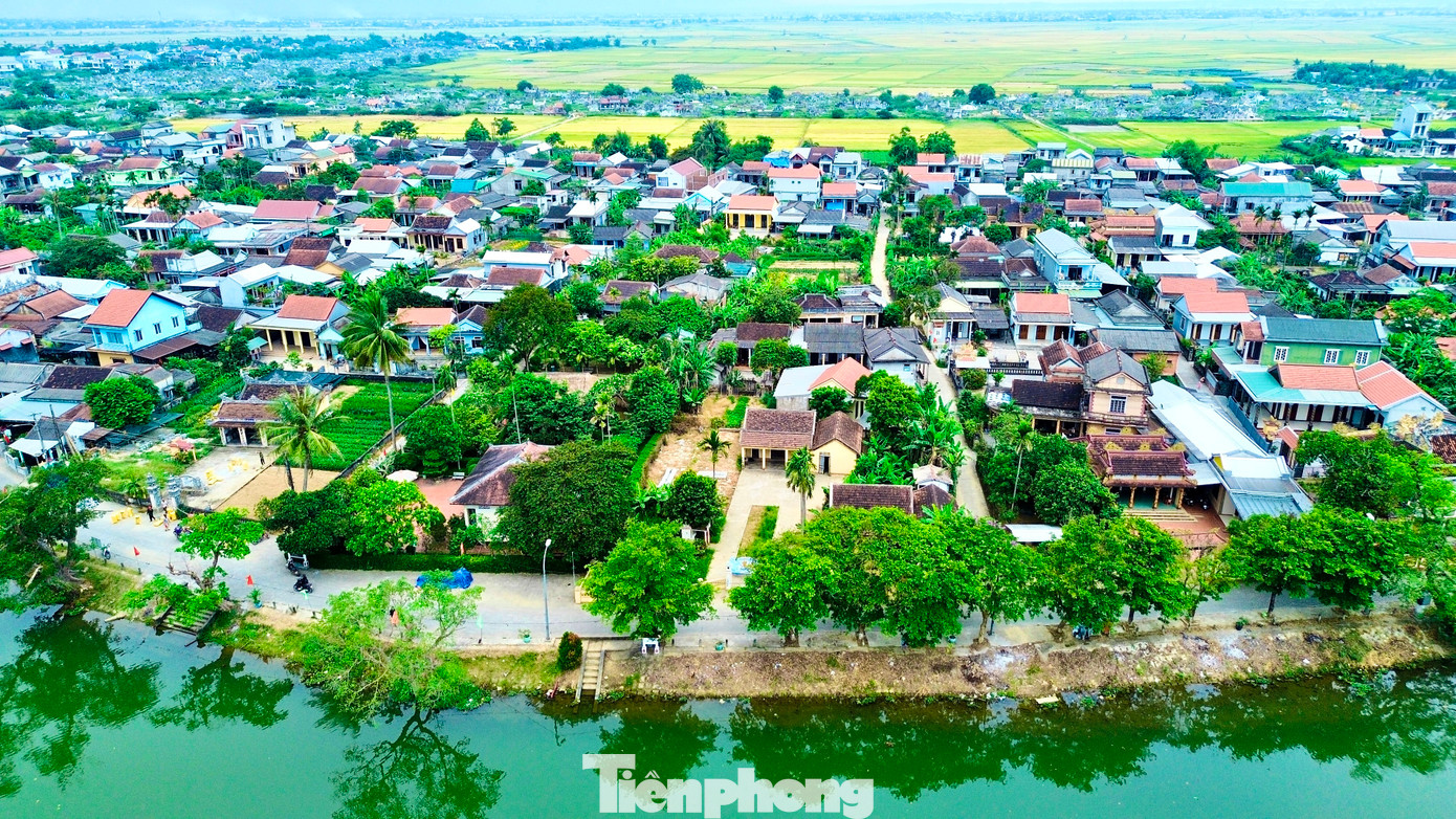 Dương Nỗ còn là vùng đất hiếu học, nơi có đình làng cổ, có người từng đỗ đạt tiến sĩ thời Nguyễn, và nhiều nhà thờ họ được gìn giữ nguyên vẹn. Trong đó, nổi tiếng là “Thất tộc từ đường” - ngôi nhà thờ họ thờ 7 họ lớn, có công với làng nước ở đất Dương Nỗ. Các thiết chế văn hóa cộng đồng này góp phần gắn kết tình nghĩa xóm làng, đề cao đạo nghĩa, tinh thần đoàn kết, hiếu học, sự cống hiến công sức, trí tuệ cho cộng đồng, xã hội. Dương Nỗ còn là vùng đất hiếu học, nơi có đình làng cổ, có người từng đỗ đạt tiến sĩ thời Nguyễn, và nhiều nhà thờ họ được gìn giữ nguyên vẹn. Trong đó, nổi tiếng là “Thất tộc từ đường” - ngôi nhà thờ họ thờ 7 họ lớn, có công với làng nước ở đất Dương Nỗ. Các thiết chế văn hóa cộng đồng này góp phần gắn kết tình nghĩa xóm làng, đề cao đạo nghĩa, tinh thần đoàn kết, hiếu học, sự cống hiến công sức, trí tuệ cho cộng đồng, xã hội.