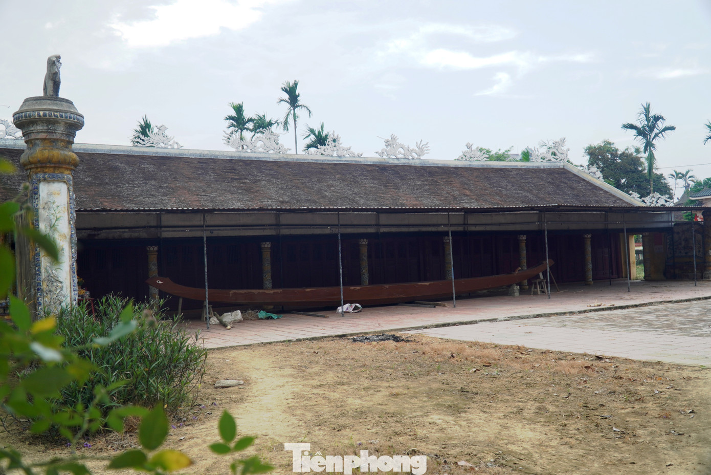 Dương Nỗ còn là vùng đất hiếu học, nơi có đình làng cổ, có người từng đỗ đạt tiến sĩ thời Nguyễn, và nhiều nhà thờ họ được gìn giữ nguyên vẹn. Trong đó, nổi tiếng là “Thất tộc từ đường” - ngôi nhà thờ họ thờ 7 họ lớn, có công với làng nước ở đất Dương Nỗ. Các thiết chế văn hóa cộng đồng này góp phần gắn kết tình nghĩa xóm làng, đề cao đạo nghĩa, tinh thần đoàn kết, hiếu học, sự cống hiến công sức, trí tuệ cho cộng đồng, xã hội. Dương Nỗ còn là vùng đất hiếu học, nơi có đình làng cổ, có người từng đỗ đạt tiến sĩ thời Nguyễn, và nhiều nhà thờ họ được gìn giữ nguyên vẹn. Trong đó, nổi tiếng là “Thất tộc từ đường” - ngôi nhà thờ họ thờ 7 họ lớn, có công với làng nước ở đất Dương Nỗ. Các thiết chế văn hóa cộng đồng này góp phần gắn kết tình nghĩa xóm làng, đề cao đạo nghĩa, tinh thần đoàn kết, hiếu học, sự cống hiến công sức, trí tuệ cho cộng đồng, xã hội.