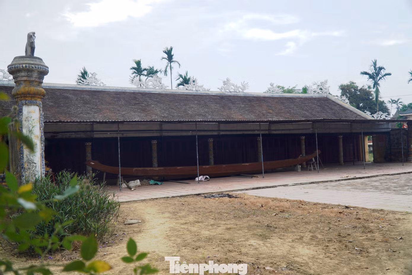 Dương Nỗ còn là vùng đất hiếu học, nơi có đình làng cổ, có người từng đỗ đạt tiến sĩ thời Nguyễn, và nhiều nhà thờ họ được gìn giữ nguyên vẹn. Trong đó, nổi tiếng là “Thất tộc từ đường” - ngôi nhà thờ họ thờ 7 họ lớn, có công với làng nước ở đất Dương Nỗ. Các thiết chế văn hóa cộng đồng này góp phần gắn kết tình nghĩa xóm làng, đề cao đạo nghĩa, tinh thần đoàn kết, hiếu học, sự cống hiến công sức, trí tuệ cho cộng đồng, xã hội.