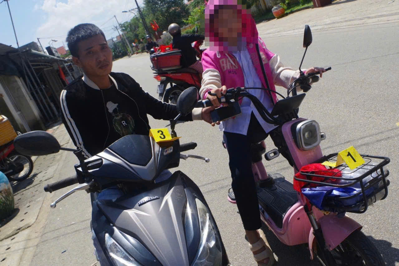 Dựng hiện trường vụ cướp giật điện thoại của nữ sinh. Dựng hiện trường vụ cướp giật điện thoại của nữ sinh.