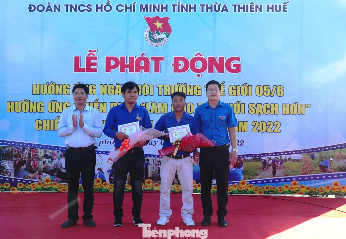 Lãnh đạo Ban Dân vậnTỉnh ủy TT-Huế và lãnh đạo Tỉnh Đoàn TT-Huế thừa ủy quyền của T.Ư Đoàn trao tặng Huy hiệu "Tuổi trẻ dũng cảm" cho 2 thanh niên dũng cảm cứu người bị đuối nước trên biển. Ảnh: N.V