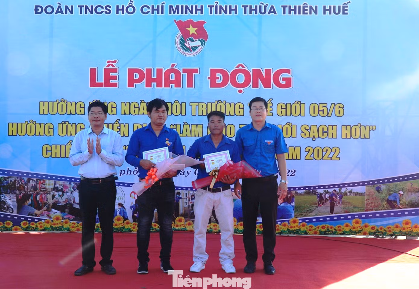 Lãnh đạo Ban Dân vậnTỉnh ủy TT-Huế và lãnh đạo Tỉnh Đoàn TT-Huế thừa ủy quyền của T.Ư Đoàn trao tặng Huy hiệu "Tuổi trẻ dũng cảm" cho 2 thanh niên dũng cảm cứu người bị đuối nước trên biển. Ảnh: N.V Lãnh đạo Ban Dân vậnTỉnh ủy TT-Huế và lãnh đạo Tỉnh Đoàn TT-Huế thừa ủy quyền của T.Ư Đoàn trao tặng Huy hiệu "Tuổi trẻ dũng cảm" cho 2 thanh niên dũng cảm cứu người bị đuối nước trên biển. Ảnh: N.V