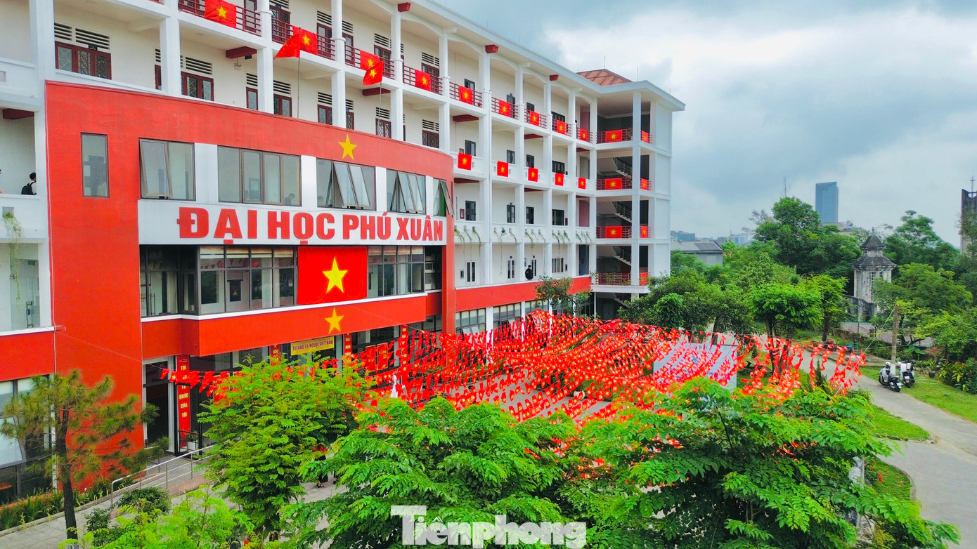 Nhìn từ trên cao, sắc cờ đỏ sao vàng không chỉ tạo điểm nhấn thị giác mà còn là biểu tượng của lòng yêu nước, tinh thần đoàn kết và niềm tự hào dân tộc lan tỏa từ mỗi mái nhà, mỗi góc phố, con đường, trường học và trong trái tim của mỗi người dân đất Việt. Nhìn từ trên cao, sắc cờ đỏ sao vàng không chỉ tạo điểm nhấn thị giác mà còn là biểu tượng của lòng yêu nước, tinh thần đoàn kết và niềm tự hào dân tộc lan tỏa từ mỗi mái nhà, mỗi góc phố, con đường, trường học và trong trái tim của mỗi người dân đất Việt.