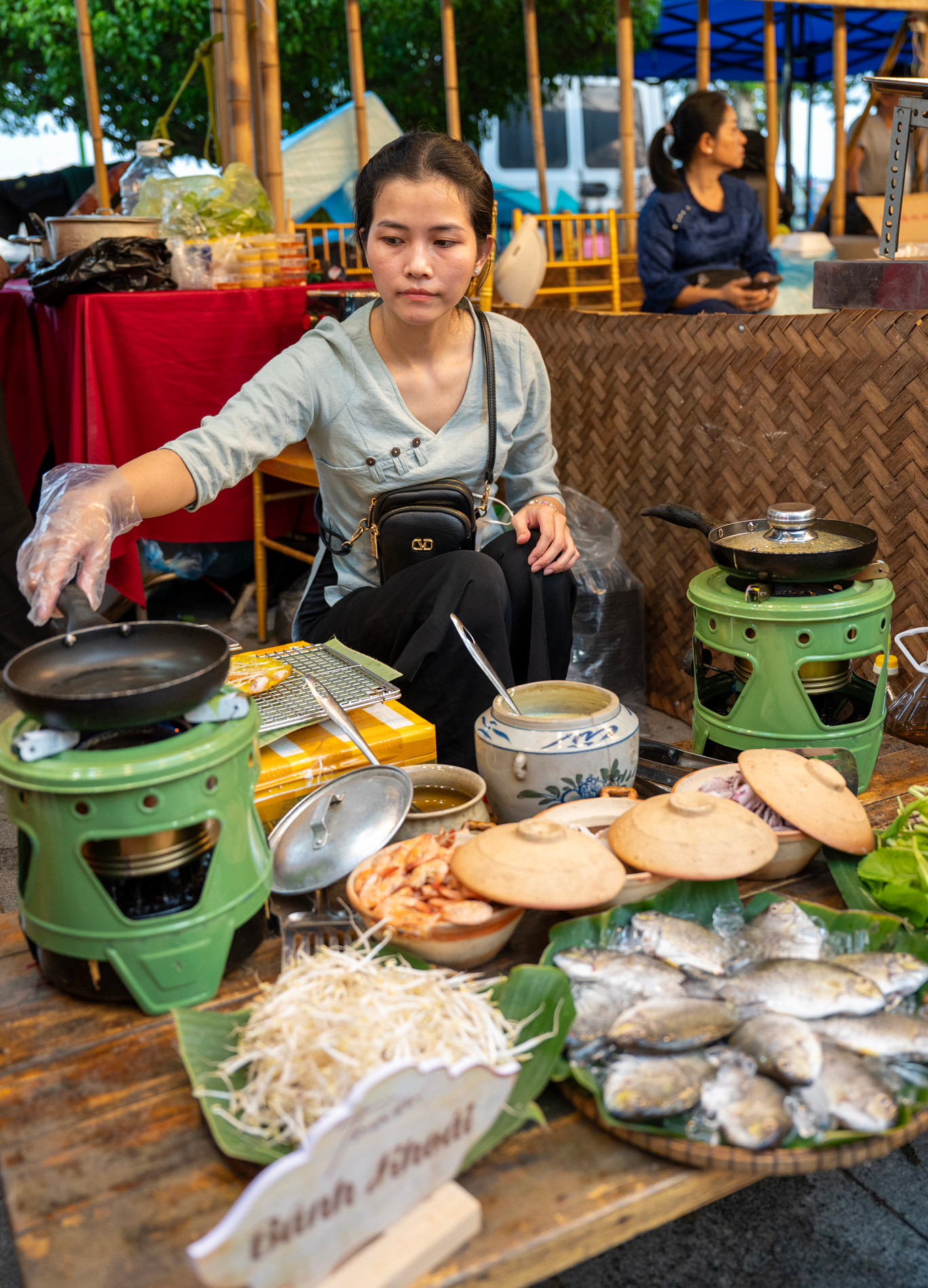 Không chỉ giới thiệu món ngon, lễ hội năm nay còn gây chú ý với những màn trình diễn ẩm thực tại chỗ, tái hiện sinh động không gian bếp, phong cách phục vụ và cả những câu chuyện văn hóa gắn với từng món ăn. Ảnh: L.H.H.Hải