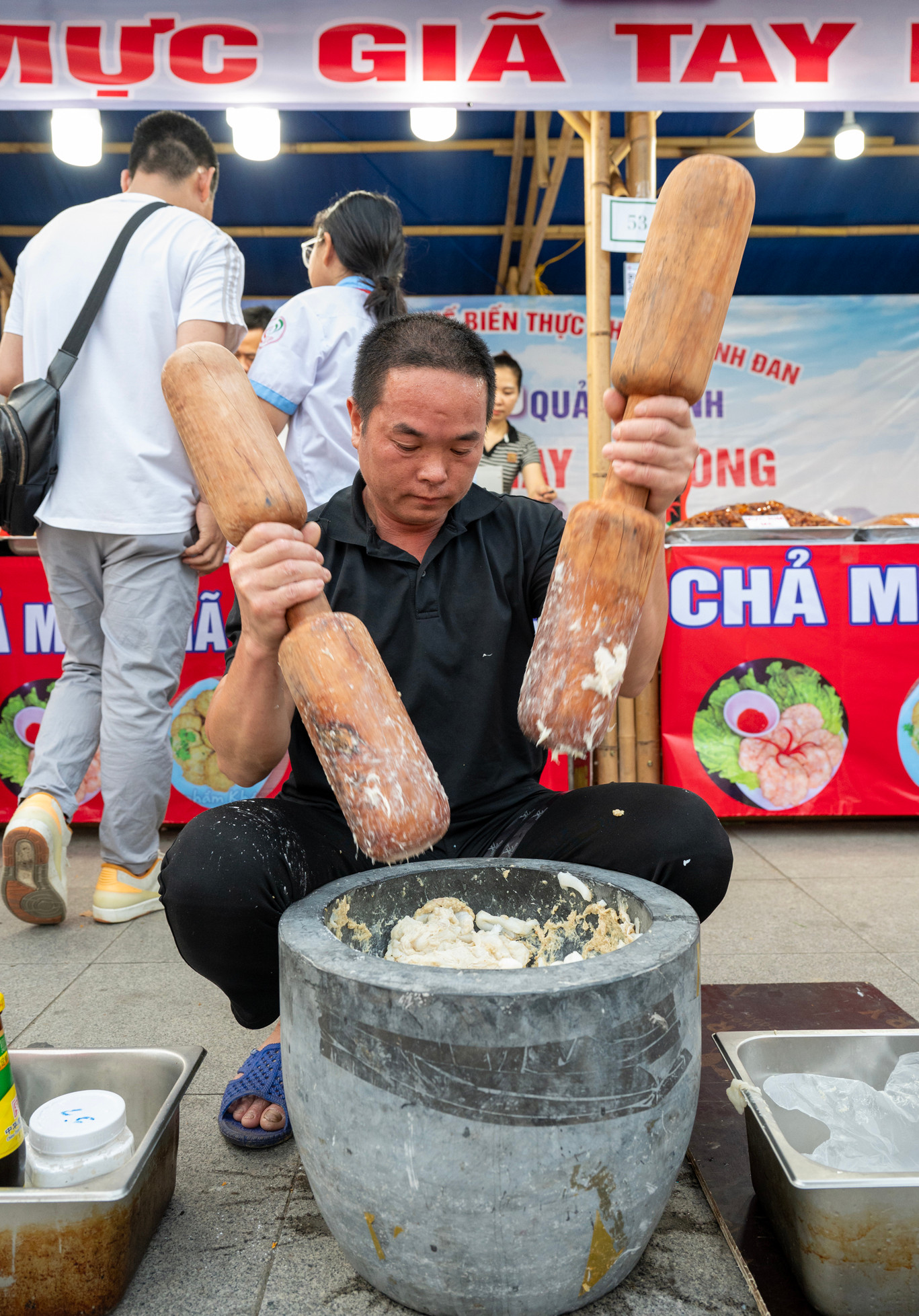 Không chỉ giới thiệu món ngon, lễ hội năm nay còn gây chú ý với những màn trình diễn ẩm thực tại chỗ, tái hiện sinh động không gian bếp, phong cách phục vụ và cả những câu chuyện văn hóa gắn với từng món ăn. Ảnh: L.H.H.Hải