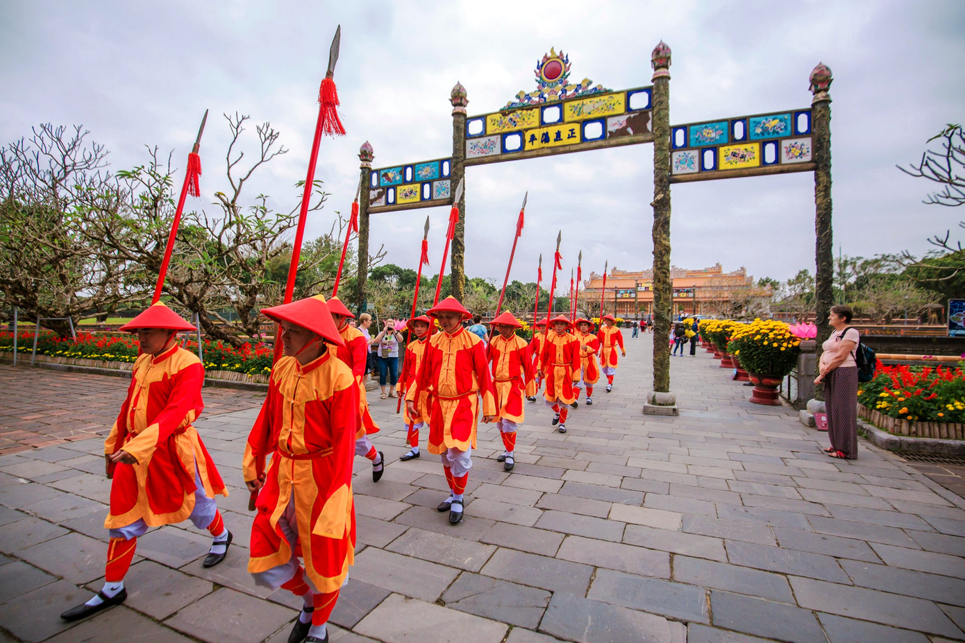 Quân lính trong trang phục truyền thống thực hiện các động tác nghi lễ trang nghiêm, hùng dũng. Ảnh: TTBTDTCĐ Huế