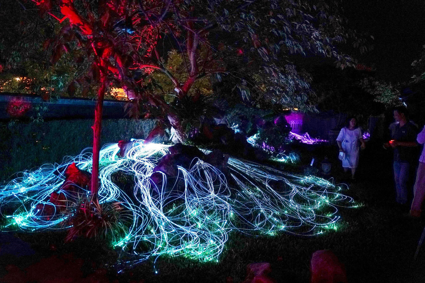 Để thực hiện 12 tác phẩm sắp đặt, ê kíp sáng tạo xây dựng một hệ thống điều khiển tập trung, được thiết kế riêng gồm 9 máy chủ dữ liệu, 22 thiệp điện tử, nhiều km dây cáp và hơn 4.500 nguồn sáng mang đến sinh lực cho các tòa nhà, khu vườn, cây cối, các hòn non bộ và cả khu vực hồ nước.