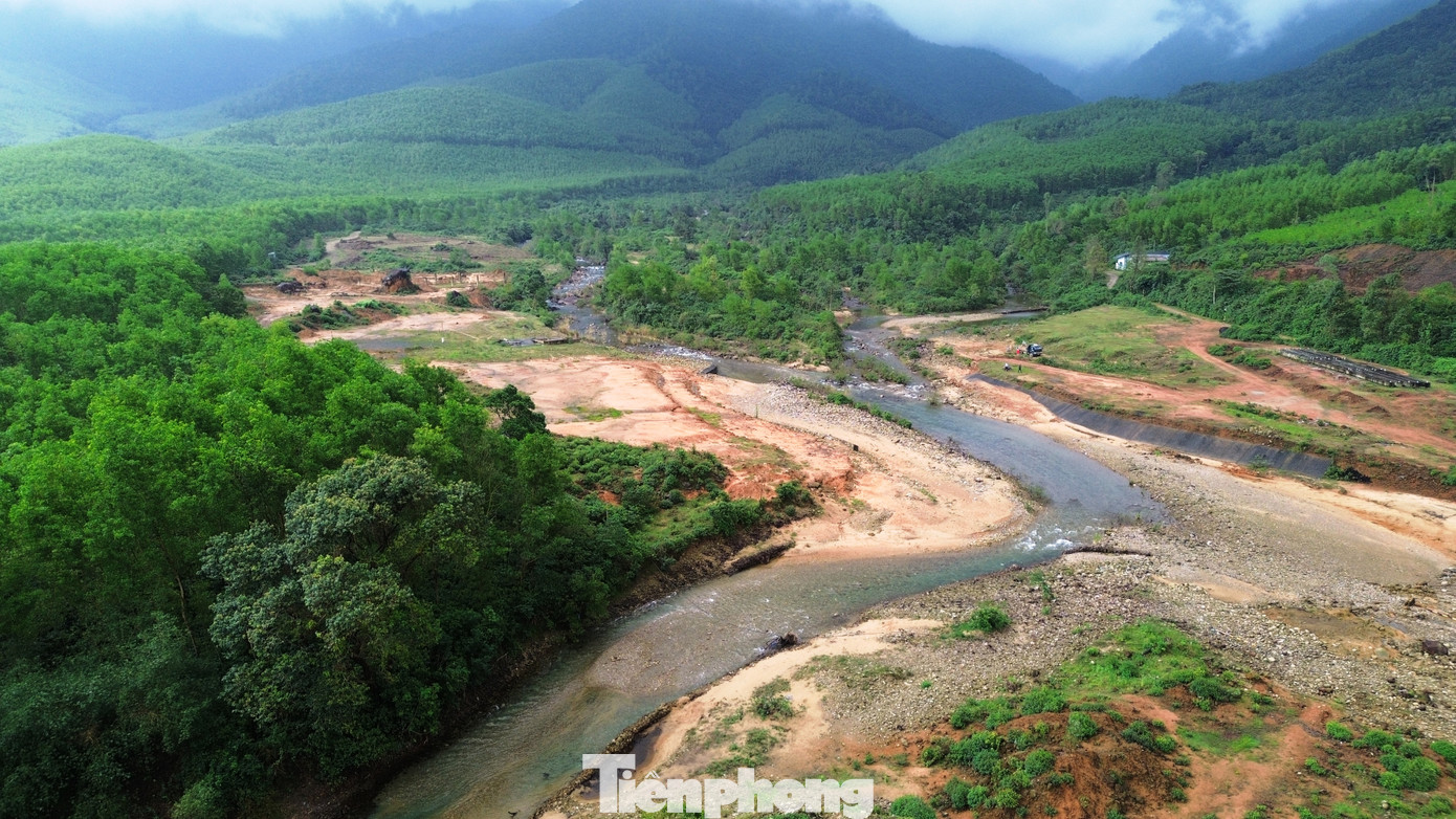 Tuy nhiên, trái với bao kỳ vọng, từ đó cho đến nay, ngoài một vài khu vực bị đào xới, san nền, xây đập tràn dang dở, hàng rào, cổng, nhà điều hành… khu vực suối Voi hiện là một vùng đất bị bỏ hoang. Hơn 1 năm lại đây, tại khu vực dự án suối Voi hầu như không có hoạt động xây dựng nào được triển khai.