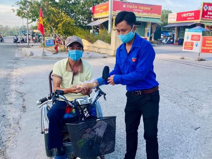 Mỗi ngày, có 100 ổ bánh mì thiện nguyện "0 đồng" cung cấp cho người dân gặp hoàn cảnh khó khăn do dịch bệnh Mỗi ngày, có 100 ổ bánh mì thiện nguyện "0 đồng" cung cấp cho người dân gặp hoàn cảnh khó khăn do dịch bệnh