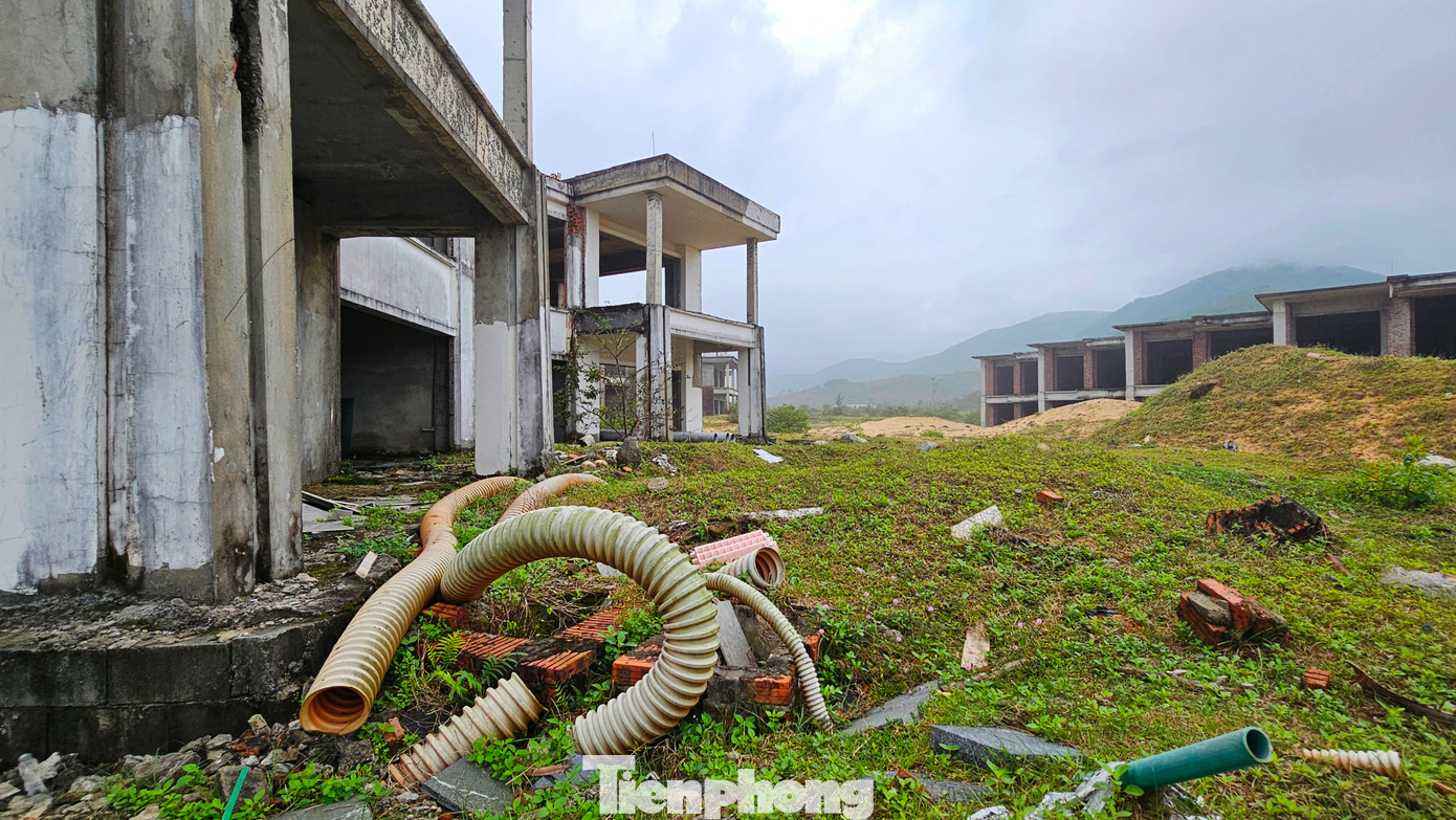 Khu du lịch chưa hoàn thiện xây dựng đã sớm rơi vào cảnh hoang tàn.