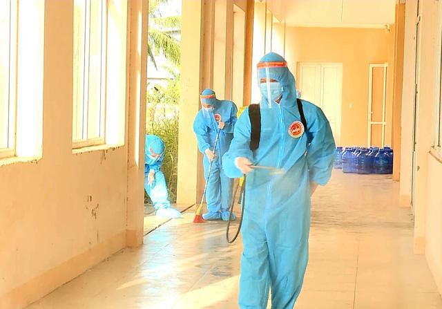 Phun khử khuẩn trong khu cách ly tập trung tại TT-Huế Phun khử khuẩn trong khu cách ly tập trung tại TT-Huế