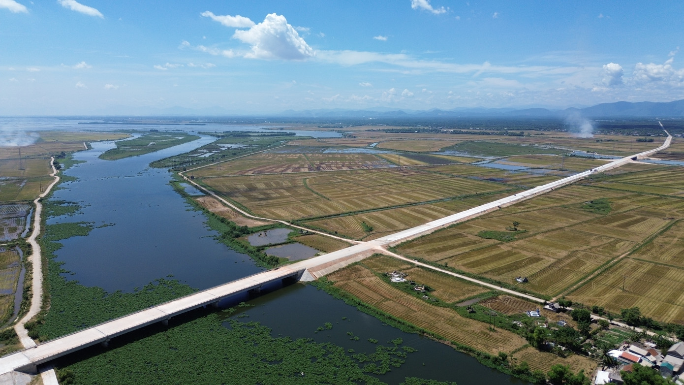 Trước đó, vào năm 2011, dự án được triển khai, do Ban Quản lý Dự án (BQLDA) Đầu tư Xây dựng Công trình Giao thông tỉnh TT-Huế làm chủ đầu tư, với phạm vi công trình kéo dài trên chiều dài 16,2km đi qua thị trấn Phong Điền và các xã đồng bằng, ven biển của huyện Phong Điền.