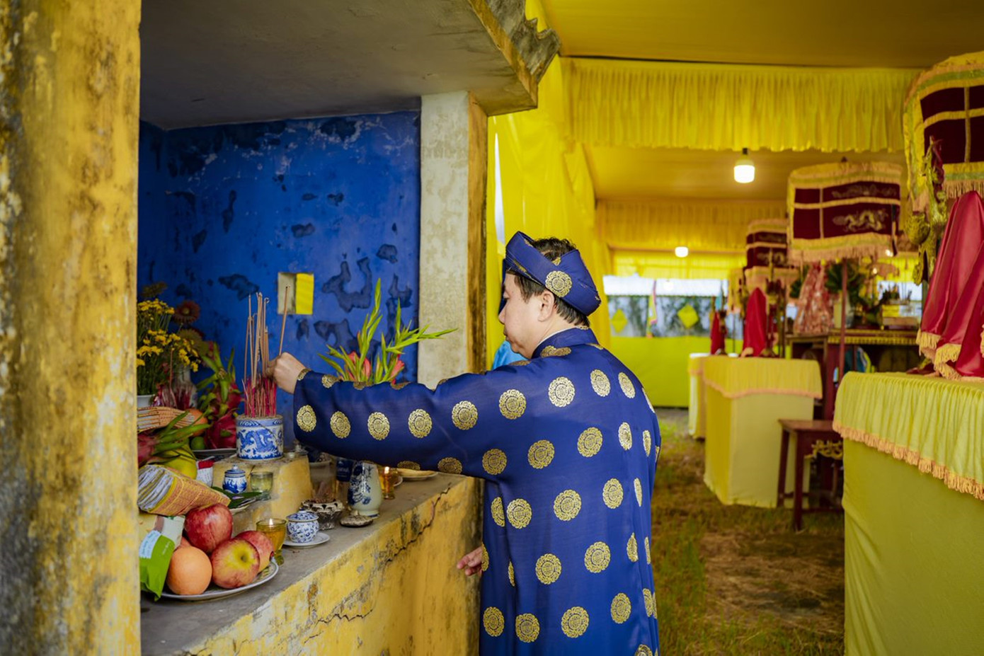 Đại diện lãnh đạo các sở, ban ngành, đơn vị tại địa phương và người dân hành lễ, dâng hương để tưởng nhớ nghĩa sĩ, đồng bào tử vong trong sự kiện thất thủ kinh đô Huế 1885. (Ảnh: Đình Hoàng)