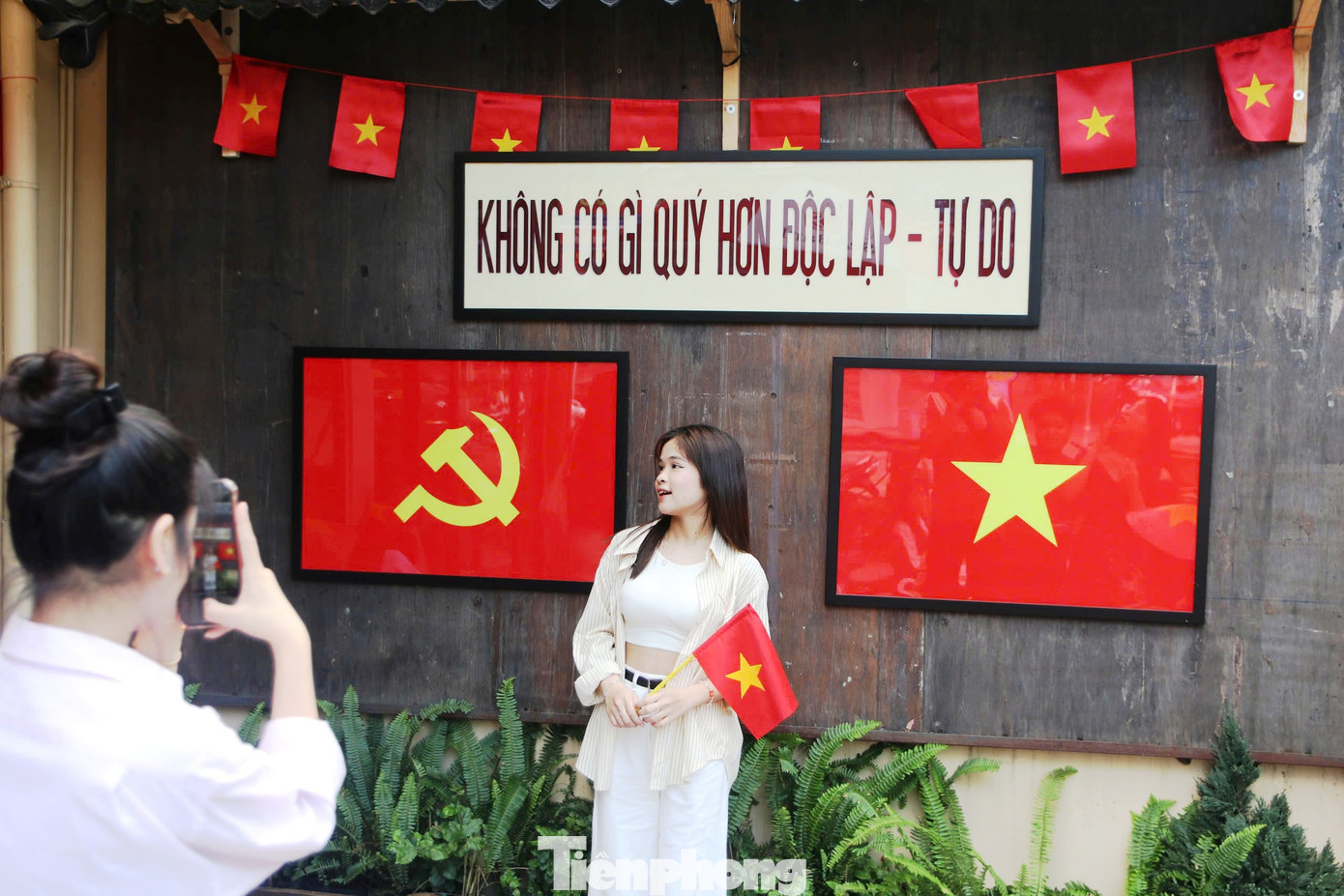 Không chỉ khuôn viên trường học, mà các tuyến phố trung tâm, đặc biệt là khu vực phố Tây ở phường Phú Hội (quận Thuận Hóa, TP Huế) cũng đồng loạt treo cờ Tổ quốc, trang trí đèn hoa, pa-nô cổ động. Các quán cà phê, nhà hàng cũng hòa mình vào không khí thiêng liêng của đất nước.