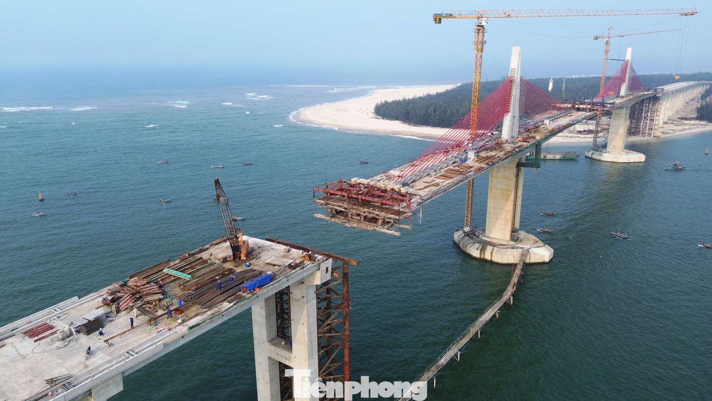 Theo thiết kế, hệ thống đèn LED chiếu sáng và trang trí dọc theo thân cầu hứa hẹn biến nơi đây thành điểm check-in độc đáo, thu hút đông đảo du khách và nhiếp ảnh gia khi cầu chính thức được đưa vào vận hành.