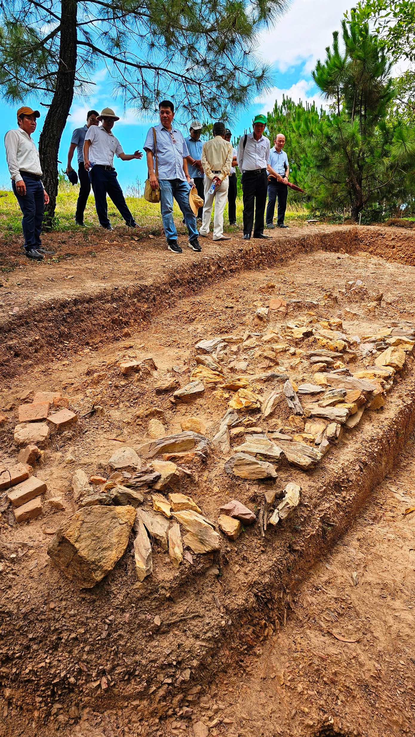 Dấu tích gia cố các tầng đàn. (Ảnh: Văn Thể Huế) Dấu tích gia cố các tầng đàn. (Ảnh: Văn Thể Huế)