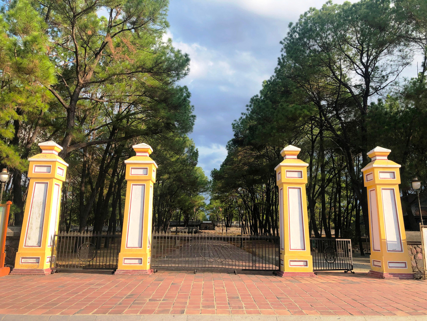 Theo Dư địa chí TT-Huế, đàn Nam Giao được xây dựng vào năm 1806 dưới thời vua Gia Long, cách kinh thành Huế khoảng 4km về phía Nam, nay là phường Trường An, thành phố Huế. Trong ảnh: Cổng chính dẫn vào đàn Nam Giao.