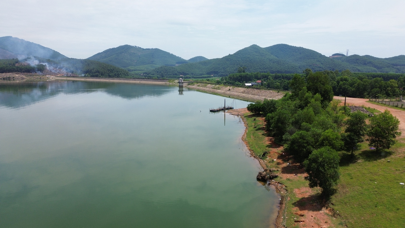 Trước dự báo mùa mưa bão năm nay đến sớm, lãnh đạo TP Huế đã chỉ đạo các đơn vị chức năng tập trung rà soát, triển khai các biện pháp phòng ngừa sự cố hồ đập. Ông Đỗ Văn Đính - Chủ tịch Công ty Quản lý và Khai thác công trình thủy lợi TP Huế, cho biết, đơn vị đã tổ chức nạo vét, khơi thông dòng chảy, kiểm tra, vận hành thử van và thiết bị cơ khí, chuẩn bị vật tư, phương tiện và nhân lực để ứng phó.