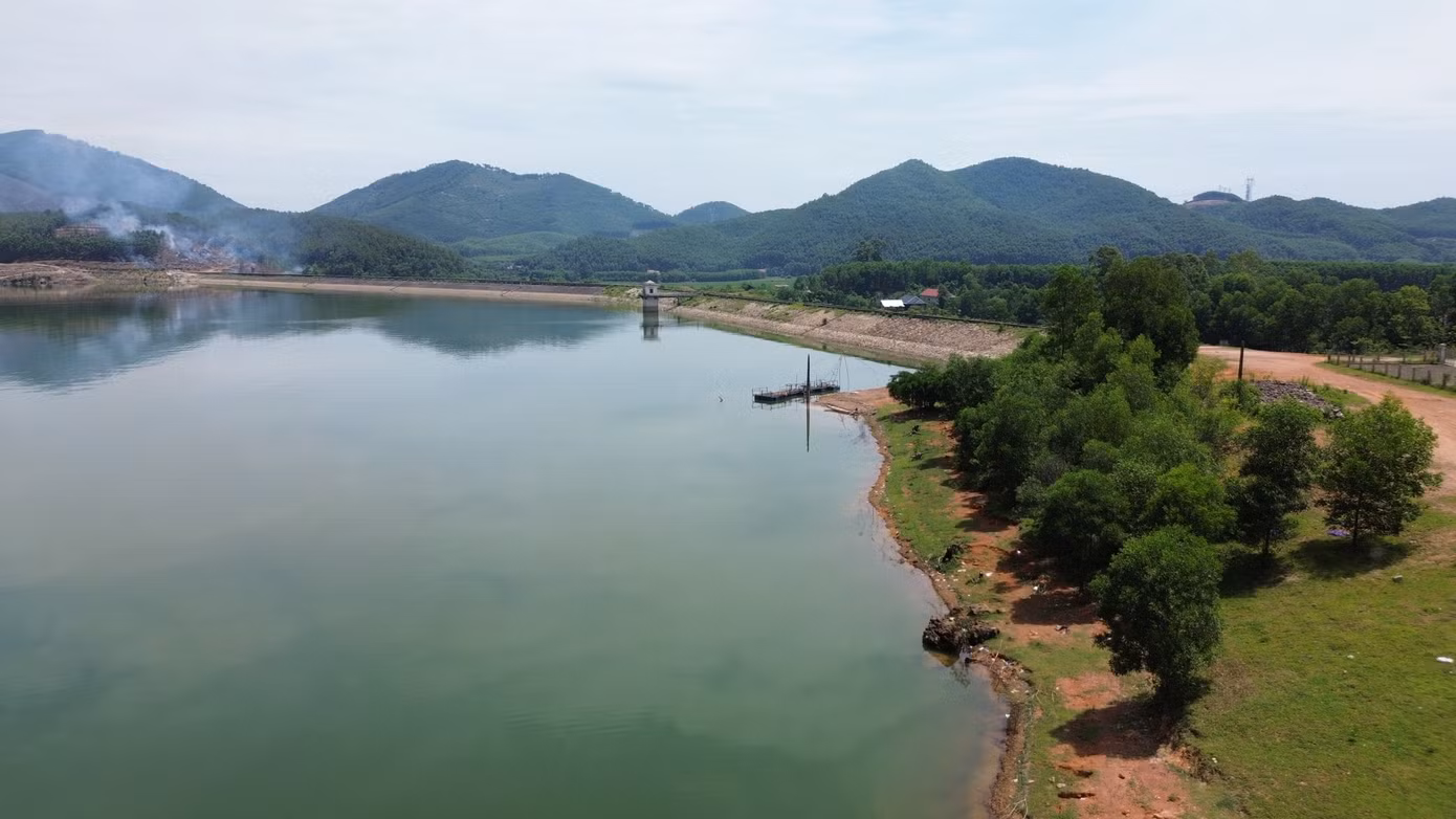 Trước dự báo mùa mưa bão năm nay đến sớm, lãnh đạo TP Huế đã chỉ đạo các đơn vị chức năng tập trung rà soát, triển khai các biện pháp phòng ngừa sự cố hồ đập. Ông Đỗ Văn Đính - Chủ tịch Công ty Quản lý và Khai thác công trình thủy lợi TP Huế, cho biết, đơn vị đã tổ chức nạo vét, khơi thông dòng chảy, kiểm tra, vận hành thử van và thiết bị cơ khí, chuẩn bị vật tư, phương tiện và nhân lực để ứng phó. Trước dự báo mùa mưa bão năm nay đến sớm, lãnh đạo TP Huế đã chỉ đạo các đơn vị chức năng tập trung rà soát, triển khai các biện pháp phòng ngừa sự cố hồ đập. Ông Đỗ Văn Đính - Chủ tịch Công ty Quản lý và Khai thác công trình thủy lợi TP Huế, cho biết, đơn vị đã tổ chức nạo vét, khơi thông dòng chảy, kiểm tra, vận hành thử van và thiết bị cơ khí, chuẩn bị vật tư, phương tiện và nhân lực để ứng phó.