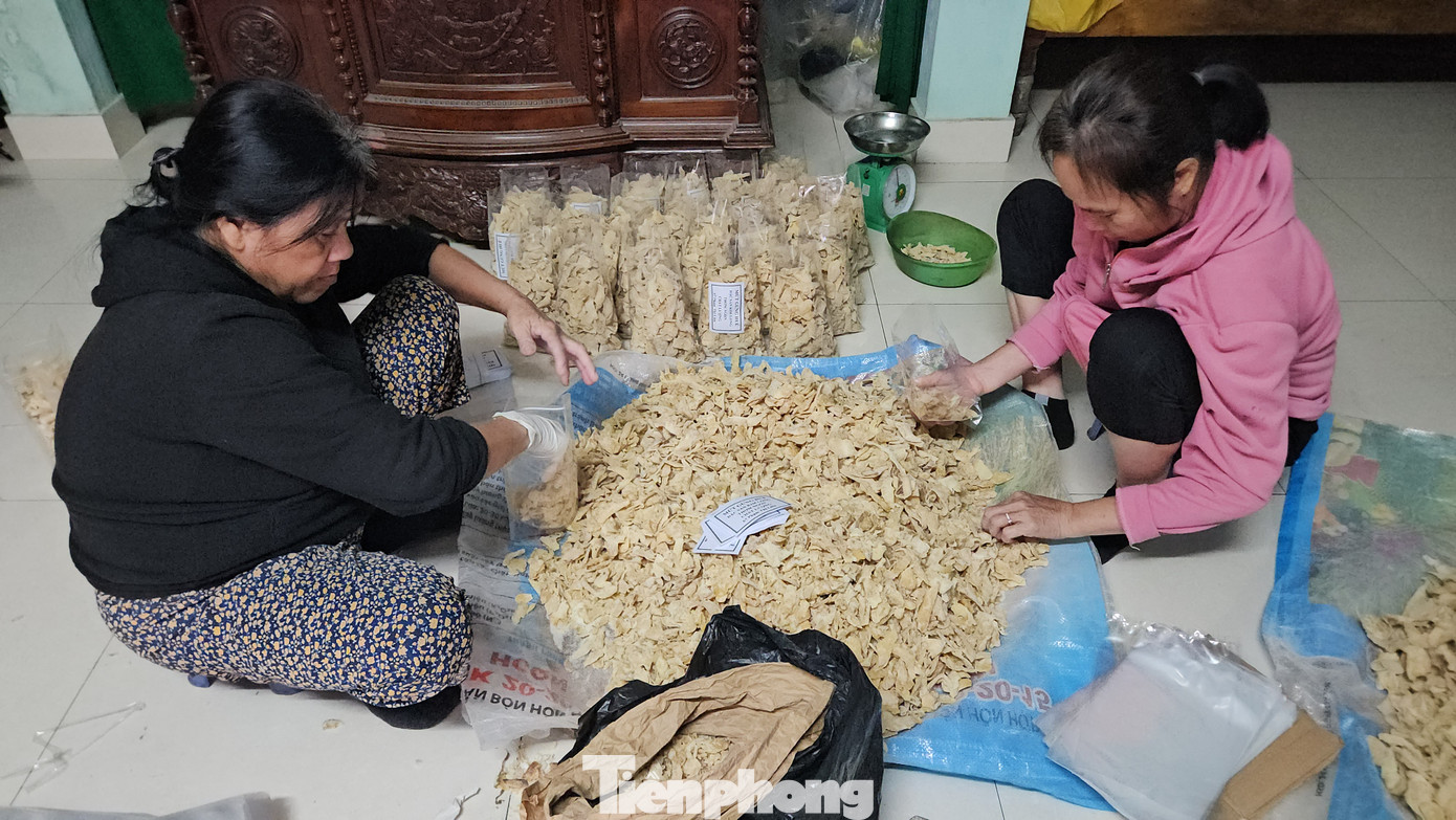 Đến thời điểm này năm nay, gia đình ông Thử đã làm hơn 2 tấn mứt gừng phục vụ nhu cầu Tết của khách hàng, với giá bán 80.000 đồng/kg. Đến thời điểm này năm nay, gia đình ông Thử đã làm hơn 2 tấn mứt gừng phục vụ nhu cầu Tết của khách hàng, với giá bán 80.000 đồng/kg.