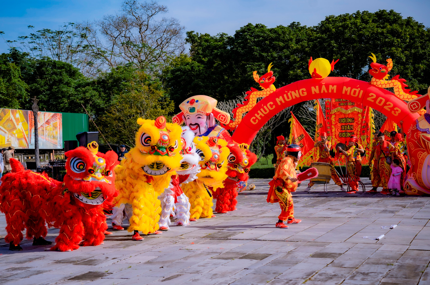 Du khách, người dân mãn nhãn với những màn múa lân sư rồng đặc sắc diễn ra bên trong Đại nội Huế. Ảnh: Đình Hoàng