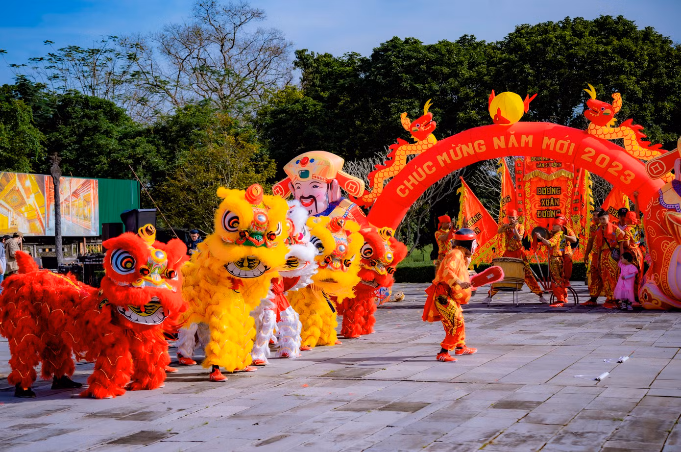 Du khách, người dân mãn nhãn với những màn múa lân sư rồng đặc sắc diễn ra bên trong Đại nội Huế. Ảnh: Đình Hoàng