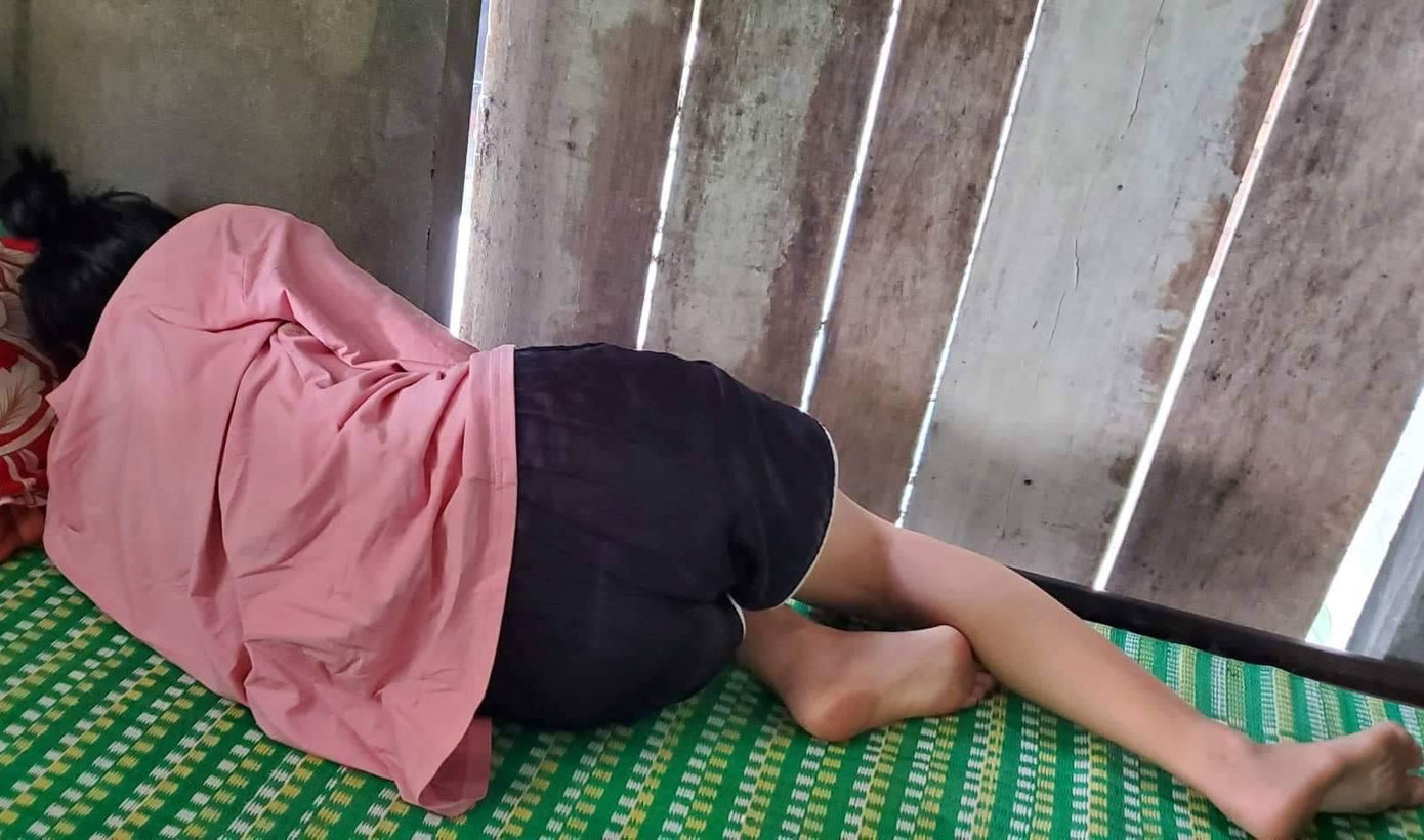 Nữ sinh N. hiện vẫn trong trạng thái tâm lý hoảng loạn, không muốn đến trường. (ảnh do người nhà nạn nhân cung cấp)