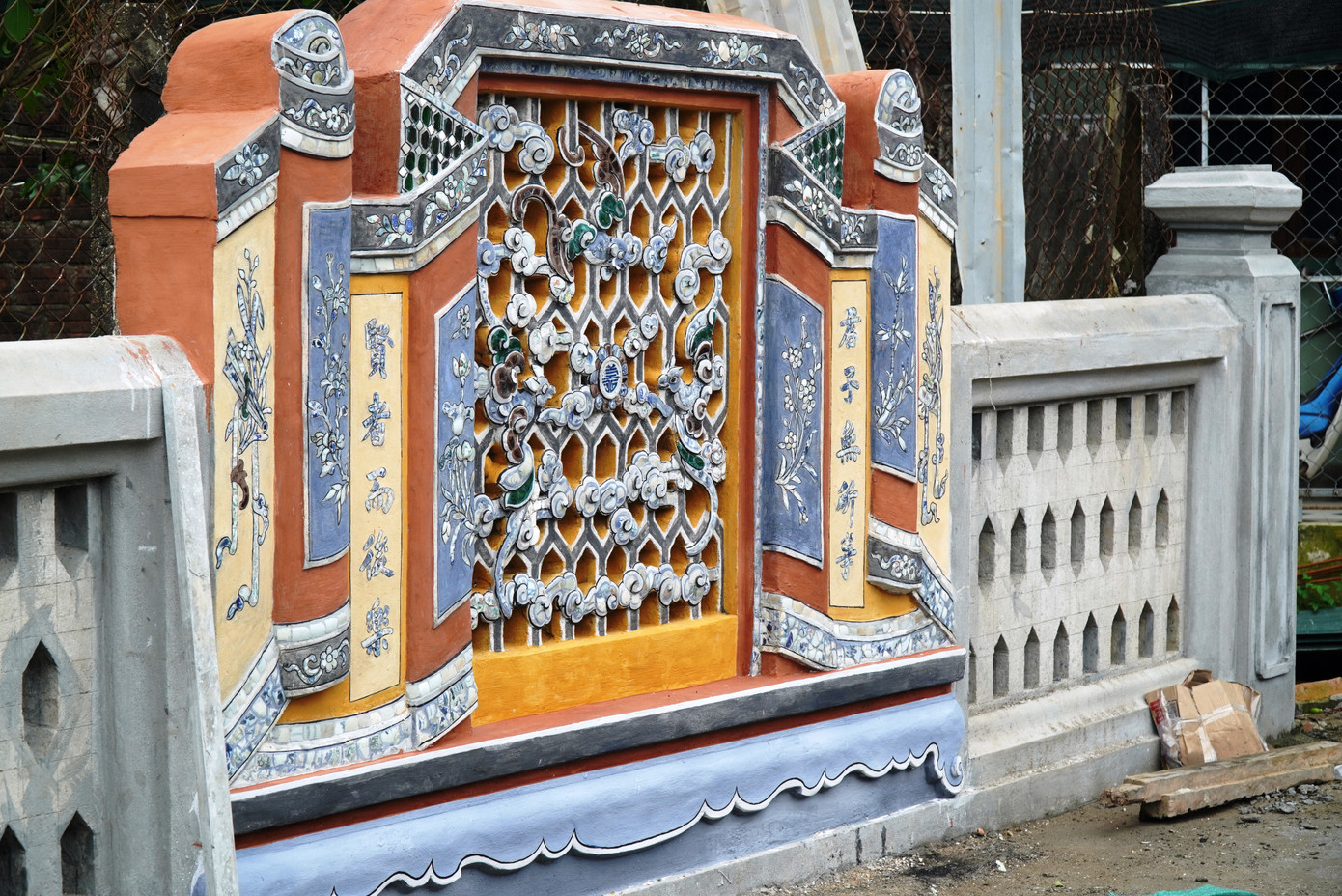 Bức bình phong trước nhà chính đã được phục hồi. Bức bình phong trước nhà chính đã được phục hồi.