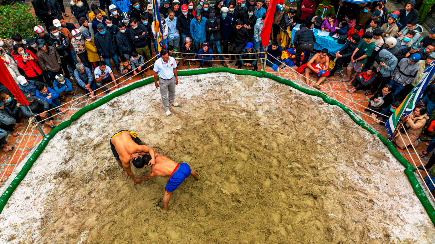 Hội vật làng Thủ Lễ năm nay thu hút hơn 100 đô vật nam, nữ là thanh thiếu niên có sức khỏe tốt đến từ các xã, thị trấn trên địa bàn huyện Quảng Điền và các vùng lân cận; tranh tài ở 2 nội dung là vật truyền thống và vật tự do. Ảnh: Đình Hoàng