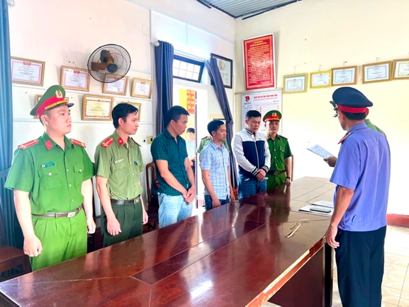 CQĐT tống đạt quyết định khởi tố, bắt tạm giam 3 bị can. Ảnh: CACC CQĐT tống đạt quyết định khởi tố, bắt tạm giam 3 bị can. Ảnh: CACC