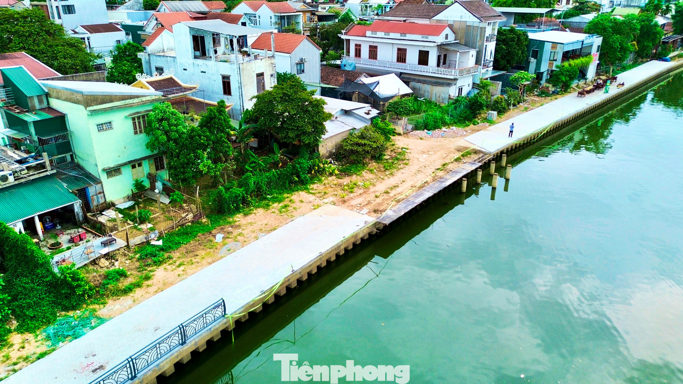 Trên tuyến chỉ còn vướng mắc mặt bằng tại hai hộ dân. Chính quyền địa phương hiện tích cực vận động người dân đồng thuận bàn giao mặt bằng để thi công những đoạn tuyến còn dang dở. Trên tuyến chỉ còn vướng mắc mặt bằng tại hai hộ dân. Chính quyền địa phương hiện tích cực vận động người dân đồng thuận bàn giao mặt bằng để thi công những đoạn tuyến còn dang dở.