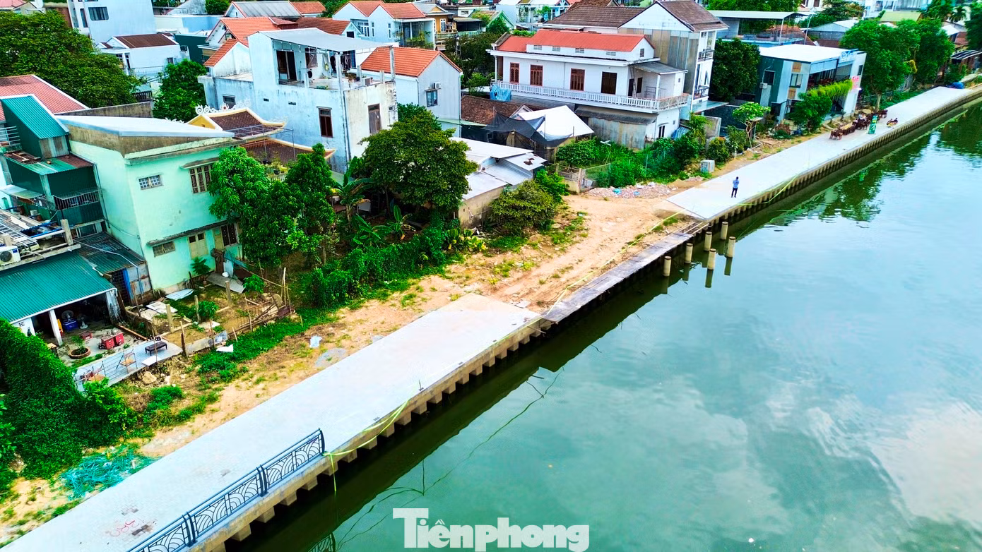 Trên tuyến chỉ còn vướng mắc mặt bằng tại hai hộ dân. Chính quyền địa phương hiện tích cực vận động người dân đồng thuận bàn giao mặt bằng để thi công những đoạn tuyến còn dang dở.