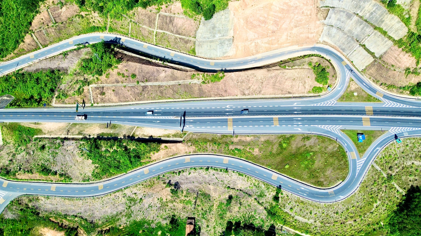 Trên tuyến có hai nút giao khác mức gồm nút giao Khe Tre (xã Khe Tre, Huế) tại Km13+200 và nút giao Hòa Liên (Đà Nẵng) tại Km65+445,31. Cả hai nút giao này đã được đầu tư xây dựng hoàn chỉnh theo quy mô 4 làn xe, góp phần nâng cao hiệu quả khai thác giao thông dọc tuyến.