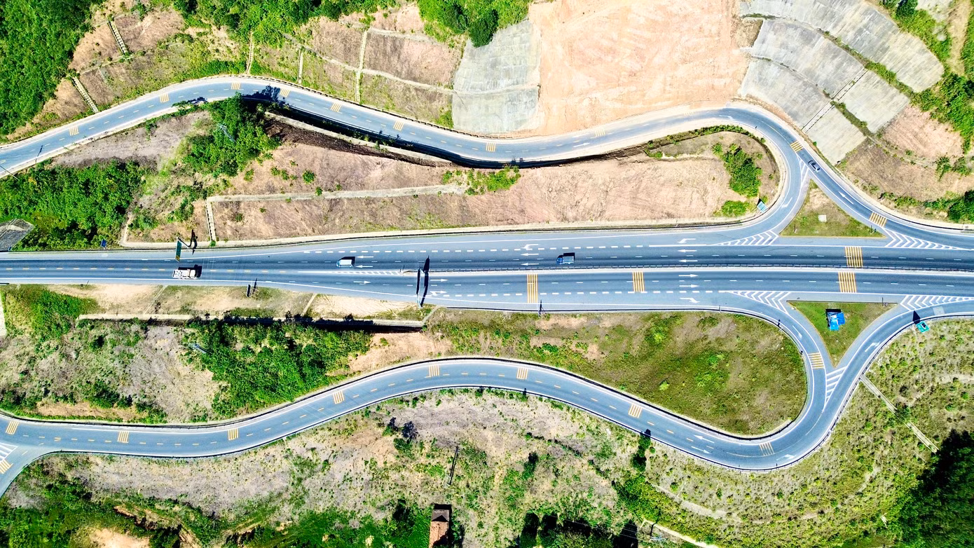 Trên tuyến có hai nút giao khác mức gồm nút giao Khe Tre (xã Khe Tre, Huế) tại Km13+200 và nút giao Hòa Liên (Đà Nẵng) tại Km65+445,31. Cả hai nút giao này đã được đầu tư xây dựng hoàn chỉnh theo quy mô 4 làn xe, góp phần nâng cao hiệu quả khai thác giao thông dọc tuyến.