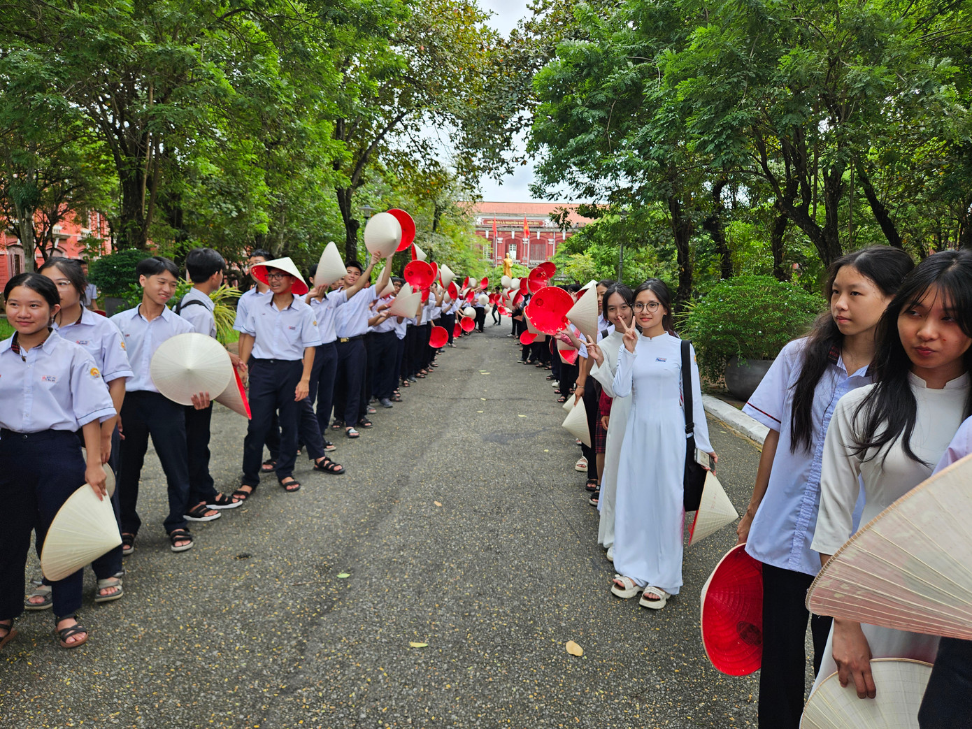 Học sinh Quốc học Huế xếp hàng chờ đón nhà vô địch Oympia năm thứ 24. Học sinh Quốc học Huế xếp hàng chờ đón nhà vô địch Oympia năm thứ 24.