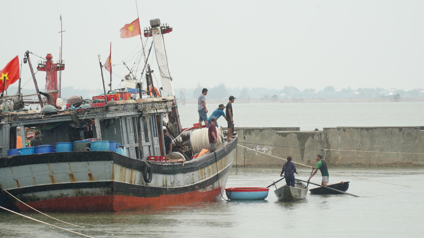 Ngư dân tổ chức neo đậu tàu thuyền vào nơi an toàn