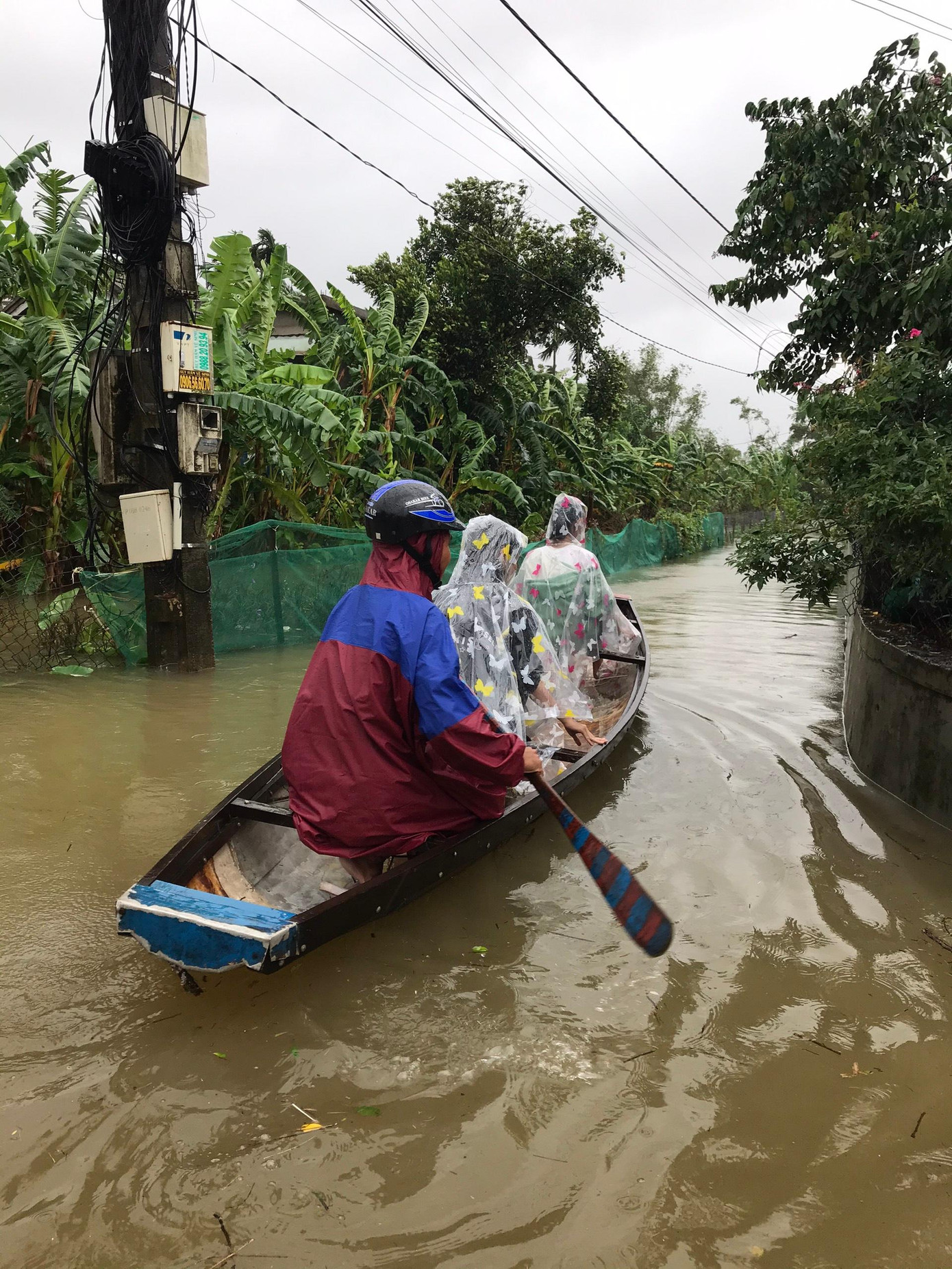Đi lại bằng ghe thuyền ngay trên những đường làng ngập lũ Đi lại bằng ghe thuyền ngay trên những đường làng ngập lũ