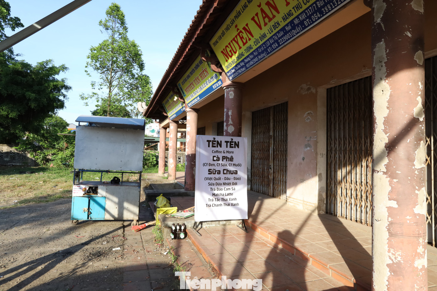 Tuy nhiên, do hoạt động thiếu hiệu quả và vướng các thủ tục về sử dụng công sản, đến năm 2022, UBND TP Huế (cũ) quyết định thu hồi mặt bằng đối với các hộ kinh doanh sản phẩm đúc đồng tại trung tâm. Người dân phải trả mặt bằng và chuyển cơ sở trưng bày về các địa điểm đúc đồng gia đình hoặc tìm thuê mặt bằng khác.