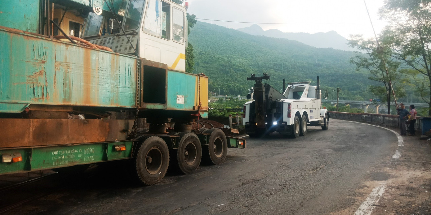 Lực lượng chức năng điều phương tiện cứu hộ đến hiện trường xử lý vụ mắc kẹt xe, nhưng phải mất nhiều giờ đồng hồ mới cẩu kéo được chiếc ô tô đầu kéo ra khỏi vị trí nguy hiểm. Ảnh: CTV Lực lượng chức năng điều phương tiện cứu hộ đến hiện trường xử lý vụ mắc kẹt xe, nhưng phải mất nhiều giờ đồng hồ mới cẩu kéo được chiếc ô tô đầu kéo ra khỏi vị trí nguy hiểm. Ảnh: CTV