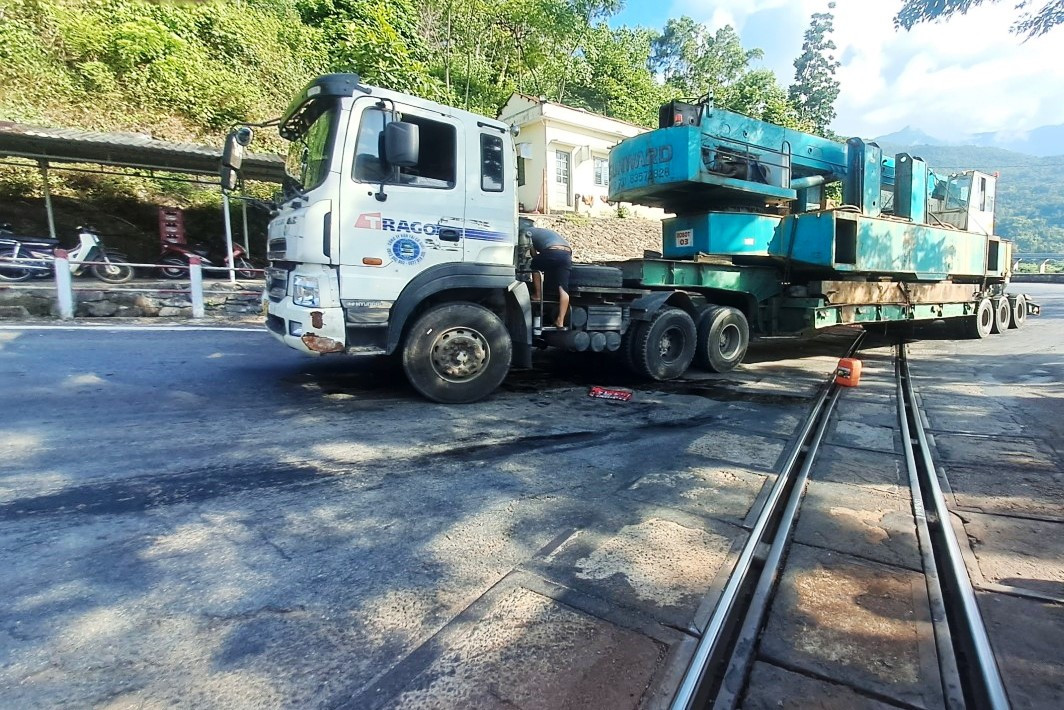 Xe tải đầu kéo bị mắc kẹt ngay điểm giao giữa Quốc lộ 1 với tuyến đường sắt Bắc - Nam đoạn qua thị trấn Lăng Cô, huyện Phú Lộc, TT-Huế. Ảnh: CTV Xe tải đầu kéo bị mắc kẹt ngay điểm giao giữa Quốc lộ 1 với tuyến đường sắt Bắc - Nam đoạn qua thị trấn Lăng Cô, huyện Phú Lộc, TT-Huế. Ảnh: CTV