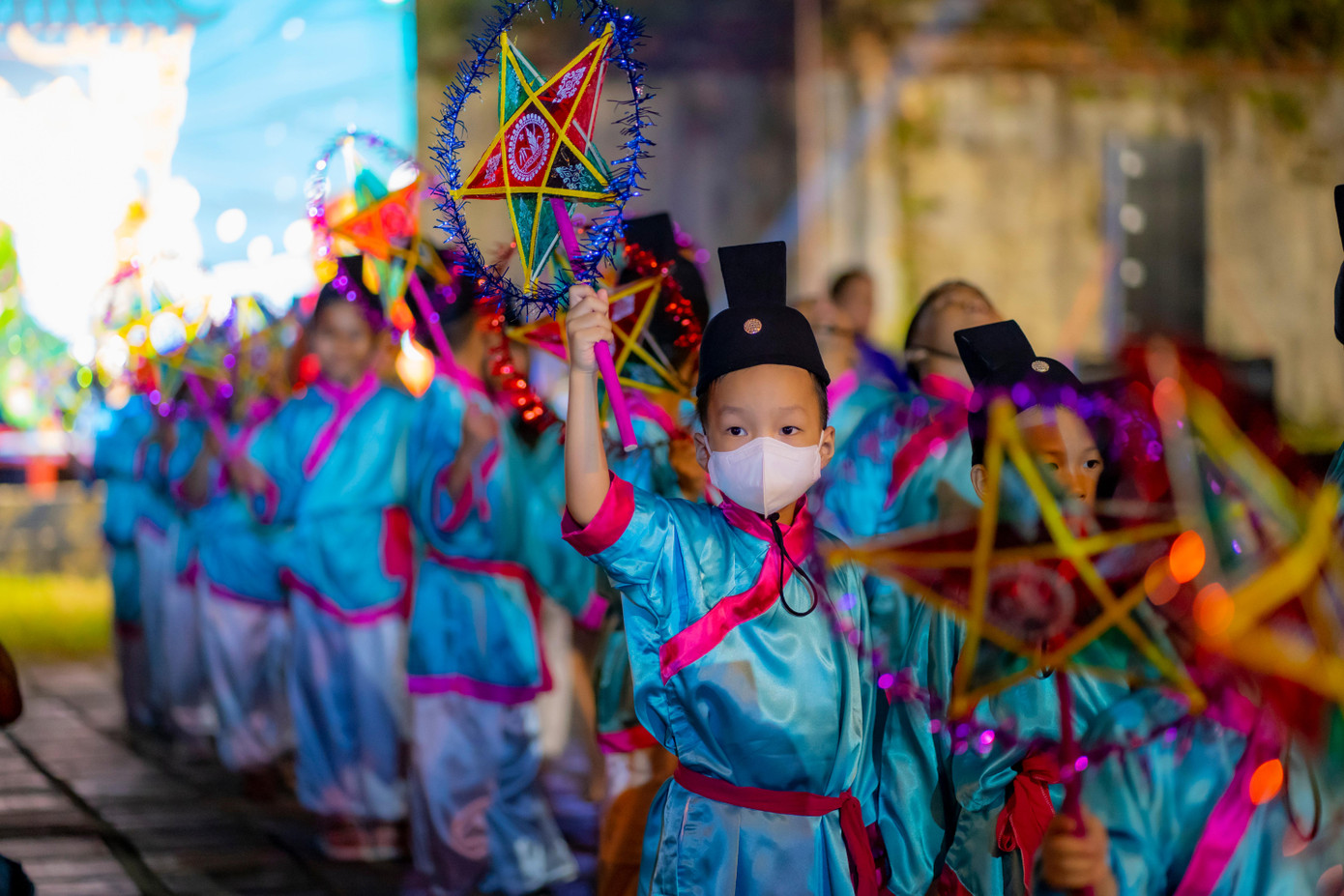 Các em thiếu nhi với trang phục xưa tham gia quảng diễn đèn lồng Trung thu Huế. Ảnh: Đình Hoàng Các em thiếu nhi với trang phục xưa tham gia quảng diễn đèn lồng Trung thu Huế. Ảnh: Đình Hoàng