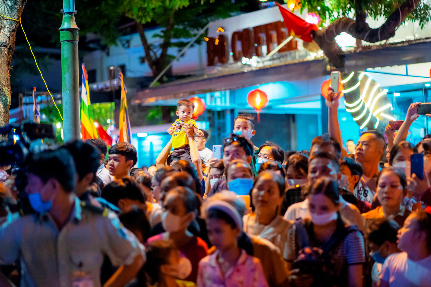 Du khách, người dân hào hứng thưởng thức đêm hội. Ảnh: Đình Hoàng Du khách, người dân hào hứng thưởng thức đêm hội. Ảnh: Đình Hoàng