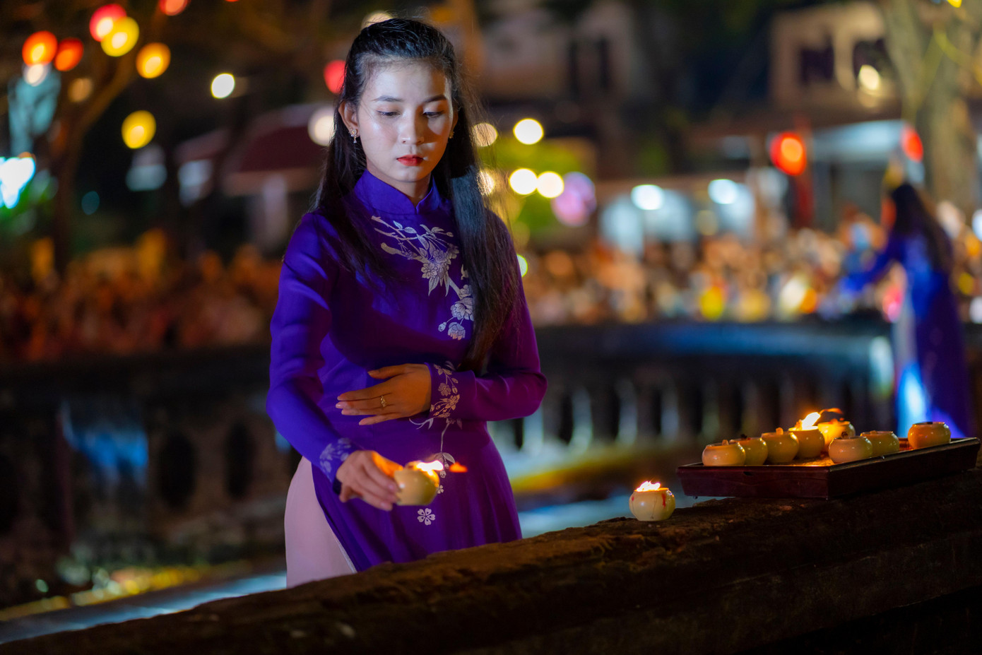 700 ngọn đèn tượng trưng cho 700 năm Phú Xuân - Huế được thắp sáng trong đêm Trung thu tại Hoàng thành Huế. Ảnh: Đình Hoàng 700 ngọn đèn tượng trưng cho 700 năm Phú Xuân - Huế được thắp sáng trong đêm Trung thu tại Hoàng thành Huế. Ảnh: Đình Hoàng