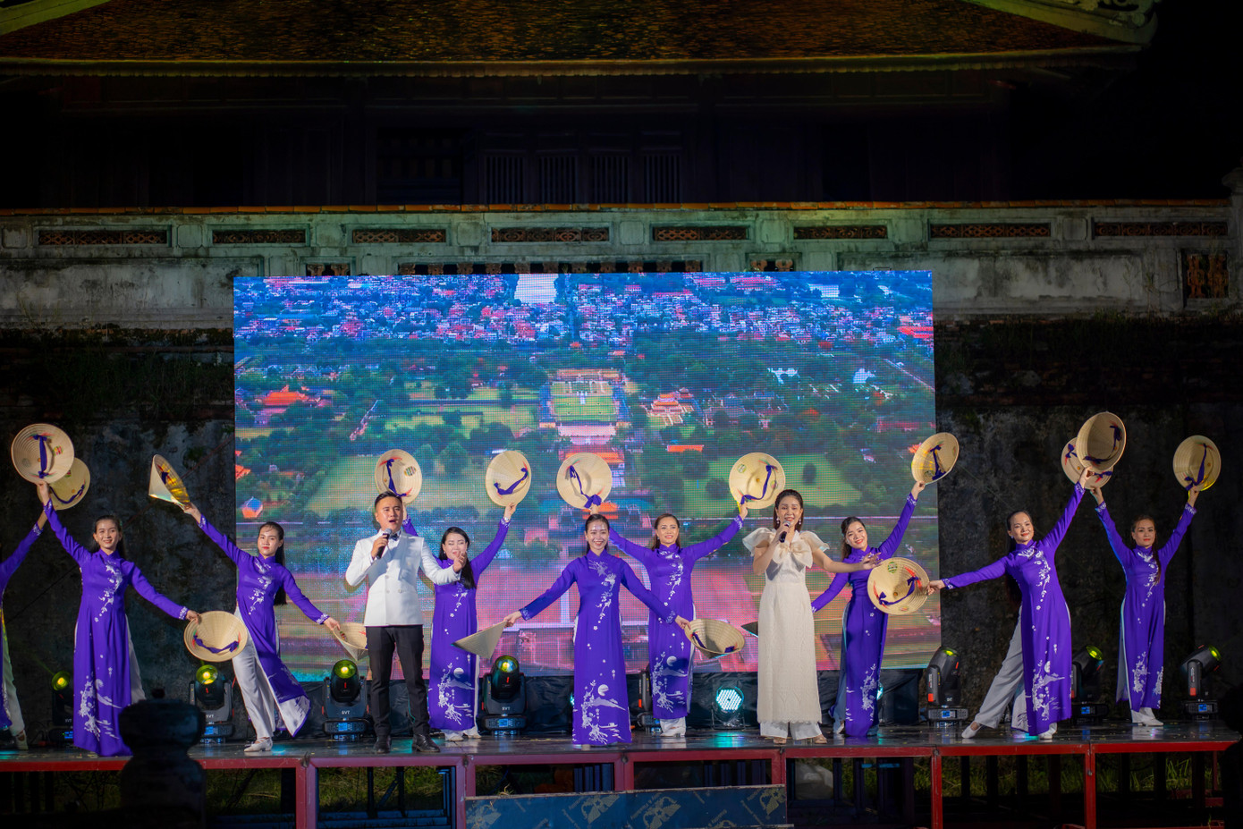 Cùng với đó là âm nhạc hiện đại trong đêm hội tại phố đêm Hoàng thành Huế. Ảnh: Đình Hoàng Cùng với đó là âm nhạc hiện đại trong đêm hội tại phố đêm Hoàng thành Huế. Ảnh: Đình Hoàng