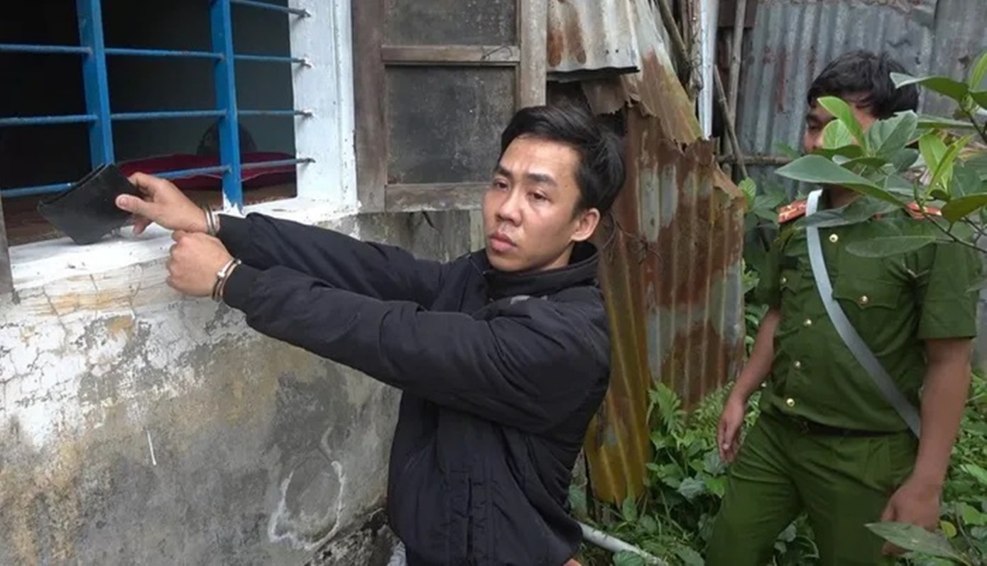 Thực nghiệm lại vụ trộm tài sản nhà dân do Lê Phước Bình thực hiện. Ảnh: CACC