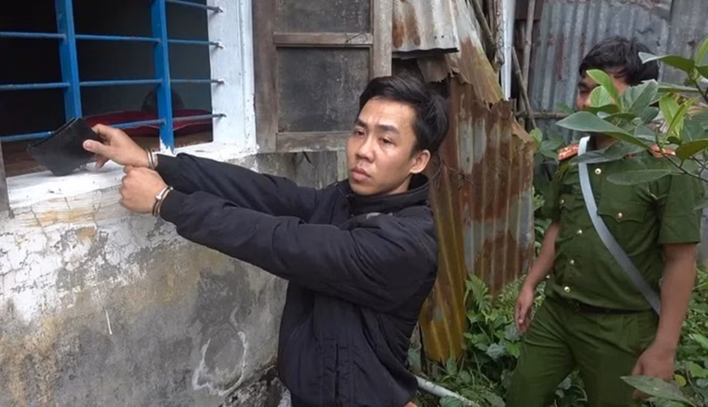 Thực nghiệm lại vụ trộm tài sản nhà dân do Lê Phước Bình thực hiện. Ảnh: CACC Thực nghiệm lại vụ trộm tài sản nhà dân do Lê Phước Bình thực hiện. Ảnh: CACC