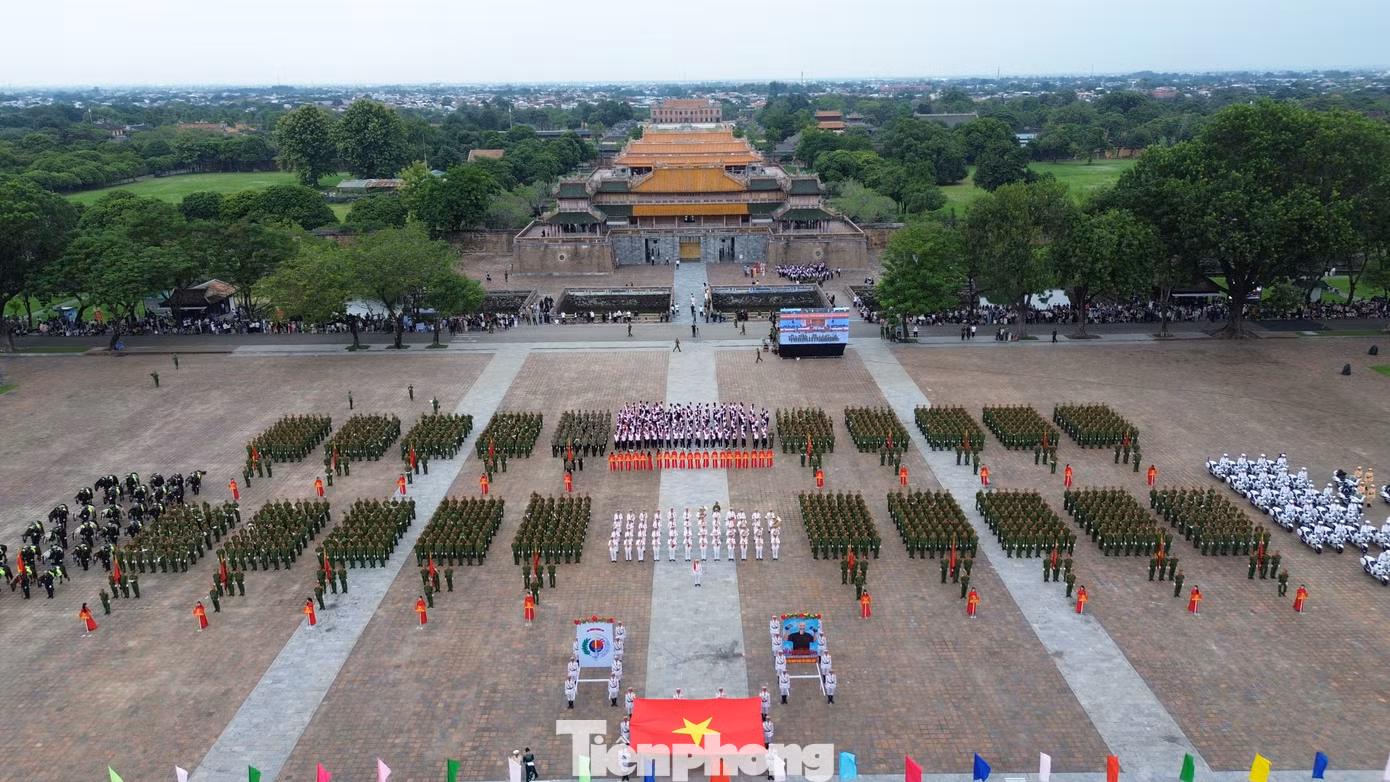 Ngày 26/10, tại Quảng trường Ngọ môn Huế (TP. Huế, tỉnh Thừa Thiên-Huế) diễn ra khai mạc Đại hội khỏe Vì an ninh Tổ quốc lần thứ IX và Hội thi điều lệnh, quân sự, võ thuật CAND lần thứ VI (Đại hội và Hội thi) khu vực 4.